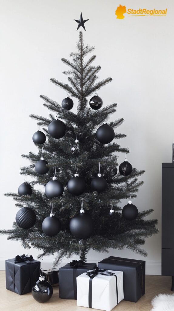 Moderner Weihnachtsbaum mit geometrischen Ornamenten

