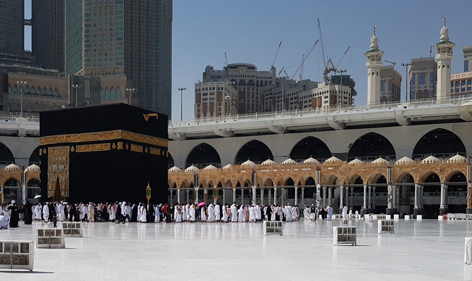 Gruppen Umrah Reisen – Gemeinsam zur spirituellen Erfahrung Die Umrah ist eine der schönsten spirituellen Reisen, die ein Muslim unternehmen kann. Viele Pilger entscheiden sich bewusst für eine Gruppenreise, um diese besondere Zeit gemeinsam mit Gleichgesinnten zu erleben – in einer Atmosphäre der Geschwisterlichkeit, des Wissens und der gegenseitigen Unterstützung. In diesem Beitrag erfährst du, welche Vorteile Gruppen Umrah Reisen bieten, wie der Ablauf aussieht, und worauf du bei der Auswahl einer Reisegruppe achten solltest. Was ist eine Gruppen-Umrah? Eine Gruppen-Umrah ist eine organisierte Pilgerreise nach Mekka und Medina, bei der sich mehrere Teilnehmer zusammenschließen. Im Gegensatz zu individuellen Reisen wird hier alles zentral geplant: Flüge, Hotels, Transfers, Visa, Mahlzeiten und häufig auch spirituelle Begleitung durch erfahrene Reiseleiter oder Imame. Dadurch kannst du dich voll und ganz auf deine Ibadah (Anbetung) konzentrieren, ohne dich um logistische Details zu kümmern. Vorteile einer Gruppen Umrah Reise 1. Spirituelle Gemeinschaft Das wohl größte Geschenk einer Gruppenreise ist die Gemeinschaft. Du reist mit anderen Gläubigen, teilst Erfahrungen und Emotionen – das stärkt den Iman und schafft bleibende Erinnerungen. 2. Professionelle Begleitung Die meisten Gruppenreisen werden von erfahrenen Reiseleitern oder religiösen Begleitern geführt, die dich Schritt für Schritt durch die Umrah-Riten führen und alle religiösen Fragen beantworten. Gerade für Erstpilger ist das ein enormer Vorteil. 3. Kein Organisationsstress Die Visa-Beantragung, Hotelbuchung, Transfers und Mahlzeiten werden zentral organisiert. Du musst dich also um nichts kümmern – alles läuft nach Plan. 4. Sicherheit & Unterstützung Gerade für ältere Menschen, Familien oder alleinreisende ist eine Gruppenreise sicherer. In Notfällen oder organisatorischen Fragen steht jederzeit jemand zur Seite. Ablauf einer Gruppen Umrah Reise Der genaue Ablauf kann je nach Anbieter leicht variieren, folgt aber meist dieser Struktur: 🕌 1. Anreise nach Saudi-Arabien Gemeinsamer Abflug – meist ab großen Flughäfen wie Frankfurt, Paris oder Wien – mit Zielflughafen Jeddah oder Madinah. Am Flughafen erwartet dich die Reiseleitung und begleitet dich zum Hotel. 🕋 2. Aufenthalt in Mekka Hier steht die Durchführung der Umrah-Riten im Mittelpunkt: Ihr zieht gemeinsam die Ihram-Kleidung (entweder noch in Medinah oder im Flugzeug je nach dem wo die Umrah startet) an, betretet Mekka mit der Absicht (Niyyah), vollzieht die Tawaf (Umlaufungen um die Kaaba) und Sa’i (Lauf zwischen Safa und Marwa). 🌇 3. Aufenthalt in Madinah Nach Abschluss der Umrah reist die Gruppe gemeinsam weiter nach Madinah – zur Prophetenmoschee. Hier habt ihr Zeit für Gebete, Besuche heiliger Orte (Quba-Moschee, Uhud-Berg) und gemeinsames spirituelles Lernen. 🏠 4. Rückreise Nach einigen Tagen gemeinsamer Anbetung und Reflexion erfolgt die Rückreise. 💰 Kosten einer Gruppen Umrah Die Preise für Gruppen Umrah Reisen variieren je nach Saison, Hotelklasse und Reisedauer. Im Durchschnitt kannst du rechnen mit: Reisedauer Preis (pro Person) Unterkunft 10–12 Tage ab 1.200 € – 1.600 € 3–4 Sterne 14–16 Tage ab 1.700 € – 2.200 € 4–5 Sterne Ramadan-Reisen ab 1.700 € – 3.000 € je nach Nähe zur Haram Tipp: Frühbucher profitieren von Rabatten – besonders bei seriösen Anbietern wie Mekka Reisen, die regelmäßig Komplettpakete für Umrah Reisen anbieten. Worauf du bei der Auswahl achten solltest. Erfahrene Reiseleitung – Ein Imam oder erfahrener Leiter vor Ort ist Gold wert. Transparente Leistungen – Unterkunft, Transfers, Visa, Mahlzeiten – alles sollte klar aufgelistet sein. Bewertungen & Erfahrungsberichte – Lies Bewertungen anderer Pilger. Gruppengröße – Kleinere Gruppen (20–30 Personen) bieten oft intensivere Betreuung. Individuelle Umrah oder Gruppenreise – was passt besser? Beide Varianten haben ihre Vorteile: Kategorie Gruppen Umrah Individuelle Umrah Begleitung Erfahrene Reiseleitung, Imam Selbstständig oder mit eigenen Leiter Organisation Komplett organisiert Eigenständig / Oder von Organisation geplant Flexibilität Fester Reiseplan Freie Zeiteinteilung Kosten Günstiger Kann gleich viel kosten Gemeinschaft Starker sozialer Zusammenhalt Mehr Privatsphäre Wenn du zum ersten Mal reist oder den spirituellen Austausch suchst, ist die Gruppen Umrah die bessere Wahl. Wenn du mehr Unabhängigkeit möchtest, kannst du deine Umrah auch individuell planen – etwa mit Hilfe von Alharamain Travel Fazit – Gemeinsam reisen, gemeinsam profitieren Eine Gruppen Umrah Reise ist weit mehr als nur eine organisierte Pilgerfahrt. Sie ist eine Erfahrung der Gemeinschaft, des Lernens und der gegenseitigen Unterstützung – eine Reise, die Herz und Seele gleichermaßen berührt. Gruppen Umrah Reisen